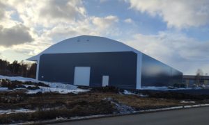 Finest-Halli toodetud ja paigaldatud PVC hall 25x64/6,6m koos varikatusega Aste Finland OY-le.