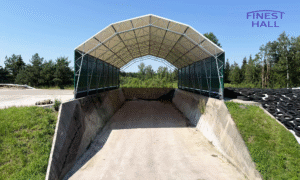 Finest-Hall Factory OÜ toodetud ja paigaldatud PVC hall mõõtudega 12x28m, kõrgusega 4 meetrit Männiku Piim OÜ-le.