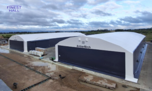 Finest-Hall Factory OÜ toodetud ja paigaldatud PVC hall mõõtudega 20x50m, kõrgusega 4,6 meetrit Amberbirch SIA-le.