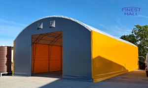 Un Hangar métallo-textile de dimensions 10 × 21 m et d’une hauteur de 4 mètres, fabriqué et installé par Finest-Hall Factory OÜ pour Eesti Kalatootjate Keskühistu.