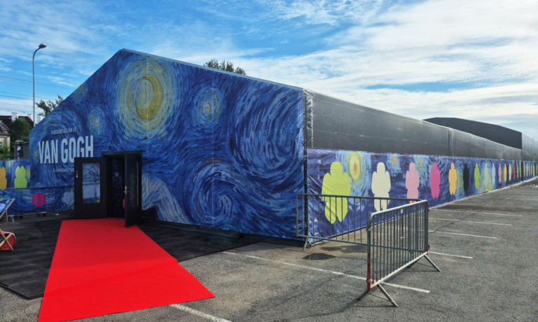 Un hangar métallo-textile de dimensions 13,5 × 12,6 m et d’une hauteur de 5,5 mètres, fabriqué et installé par Finest-Hall Factory OÜ pour PoCo Experience OÜ.